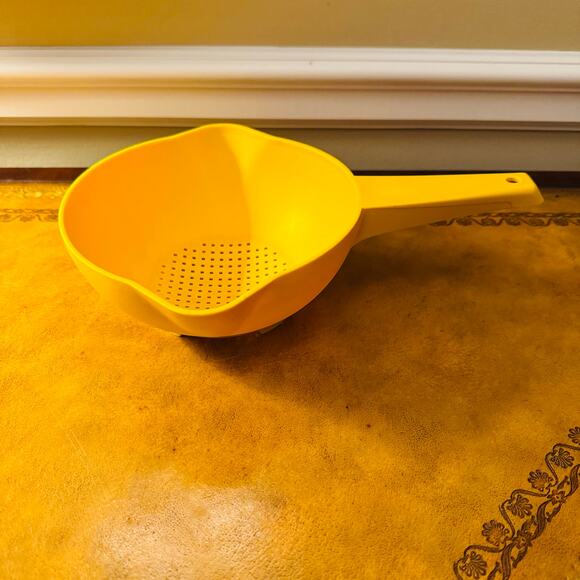 Tupperware Colander 1 Qt Yellow Footd Strainer Sieve Vegetable Drainer Retro 70s - Picture 4 of 5